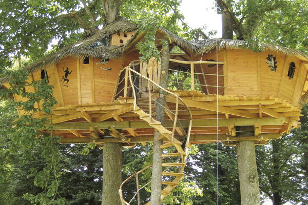 Cabane dans les arbres en famille - Hébergement insolite en Bretagne