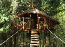 cabane dans les arbres tyrolienne les ormes