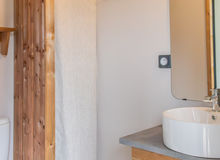 emplacement-camping-premium-suite-lavabo-les-ormes