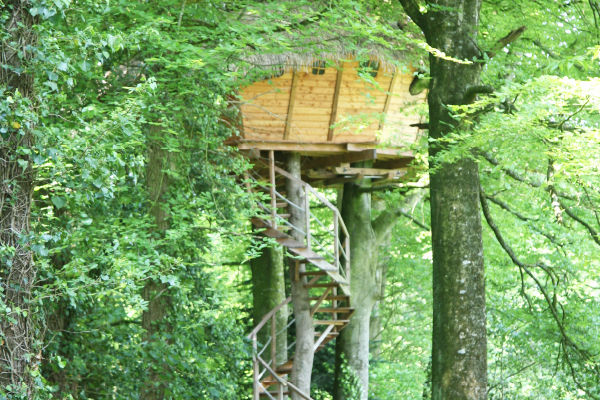Cabane dans les arbres en famille - Hébergement insolite en Bretagne