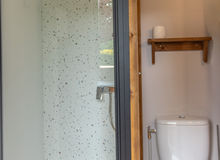 emplacement-camping-premium-suite-douche-toilette-les-ormes